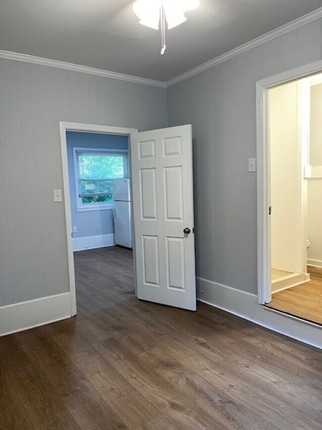 Building Photo - 305 Brookside Dr