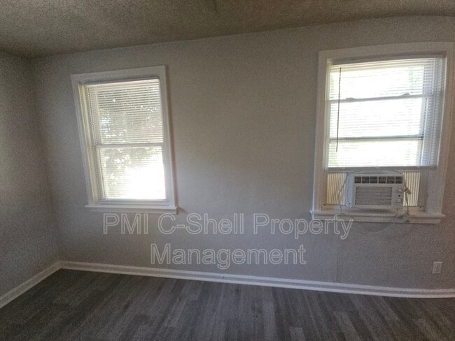 Building Photo - 210 N Pinewood Ln