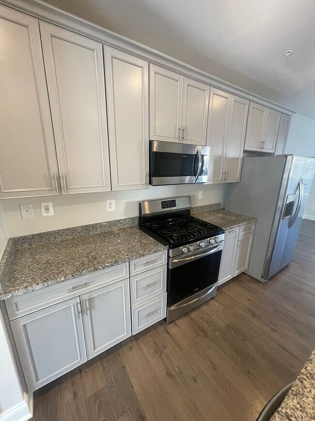 Building Photo - End of unit townhome in Trails at Beech Cr...