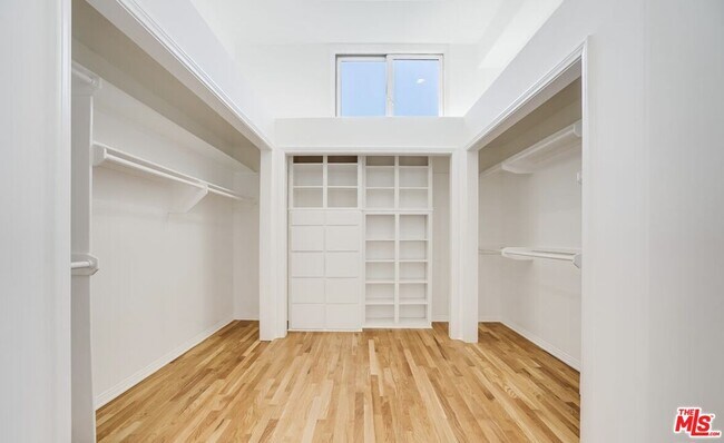 Building Photo - 15851 Mulholland Pl