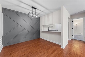 Building Photo - BEAUTIFULLY UPDATED!