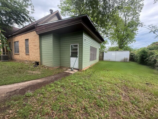 Building Photo - 3 bed/1 bath Duplex