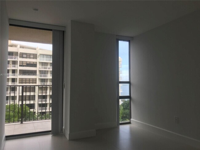 Building Photo - 1450 Brickell Bay Dr