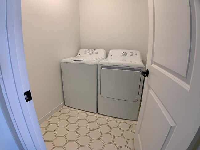 Building Photo - 3 Bed 2.5 Bath Single Family Home