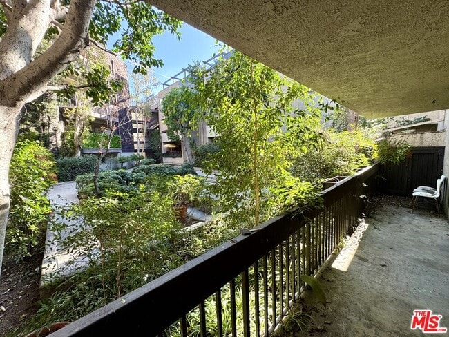 Building Photo - 950 Kings Rd