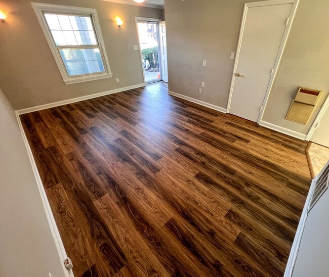 Building Photo - Charming Brick Townhome in Clemmons/Winston Salem w/ Community Pool!