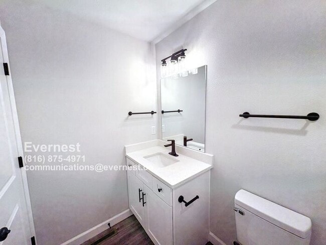 Building Photo - Beautiful 3-Bedroom Townhome with Modern A...