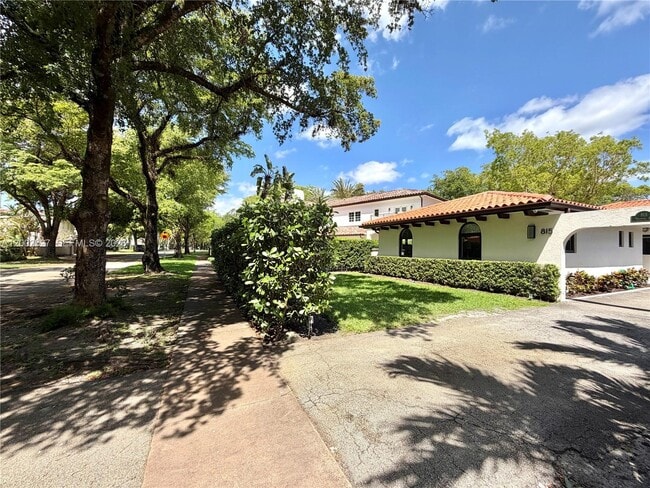 Building Photo - 815 Valencia Ave