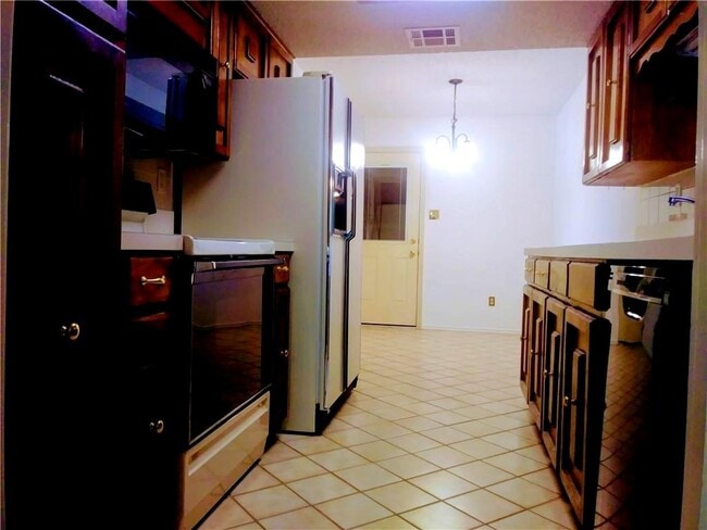 Building Photo - 8226 Summer Side Dr