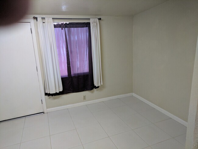 Building Photo - 2 Bedroom and 1 Bath Rental