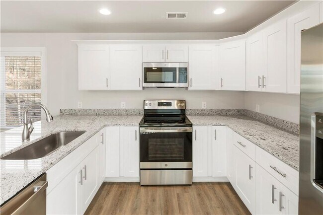 Building Photo - 3 bedroom/2.5 bath Like New in Forsyth Cou...