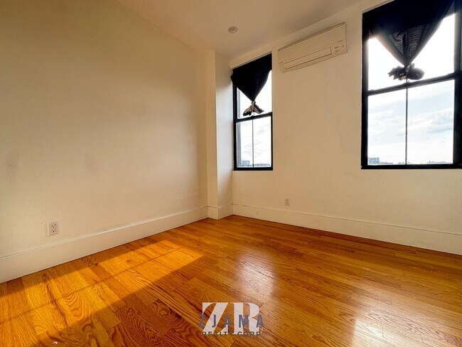 Building Photo - 1520 St Johns Pl