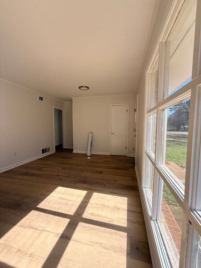 Building Photo - For Rent – Updated 3 Bed / 1 Bath Home