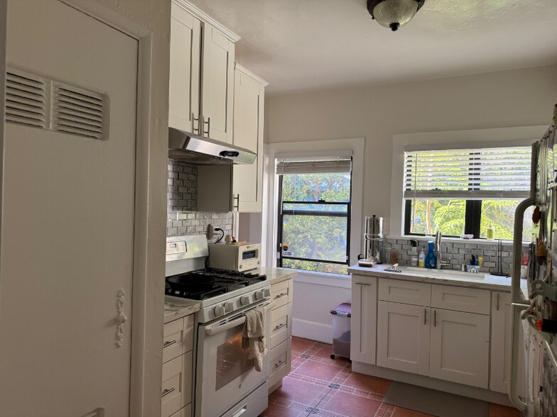 Building Photo - 2306 Beachwood Dr