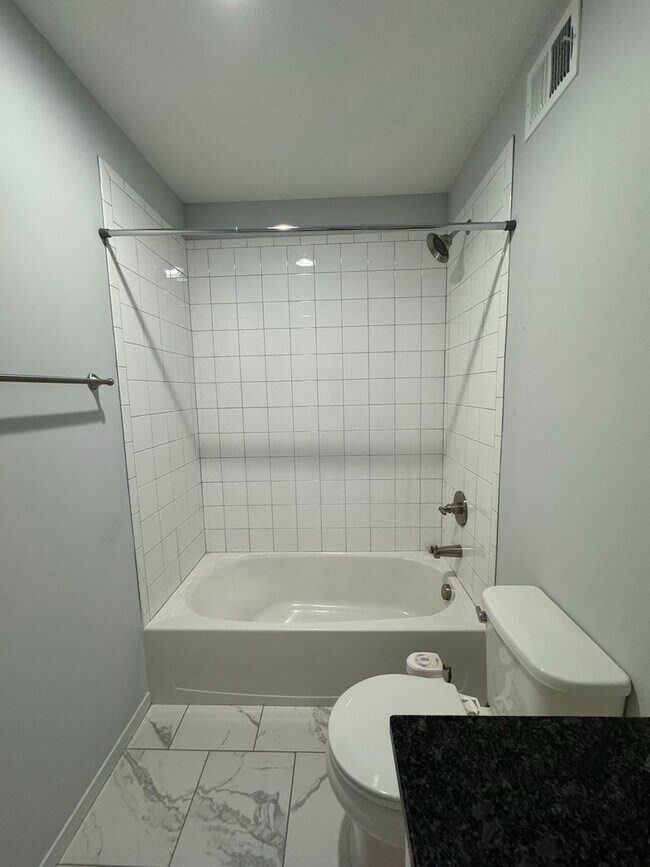 Building Photo - 4 Bedroom, 3 1/2 bathroom in Olathe!