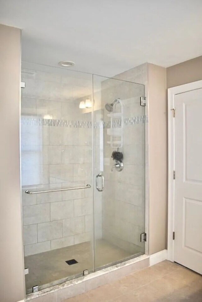 Building Photo - 3 bed 2.5 bath home available 9/1.