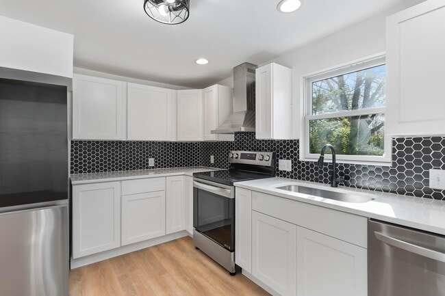 Building Photo - 89 Maple St