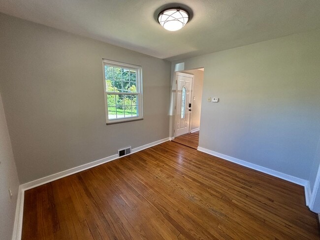 Building Photo - 4 Bedroom Home in Pleasant Hills! - Availa...
