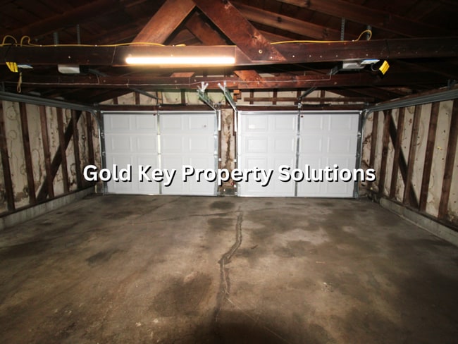 Building Photo - Updated 2 BR 1 BA House with Garage and Fe...