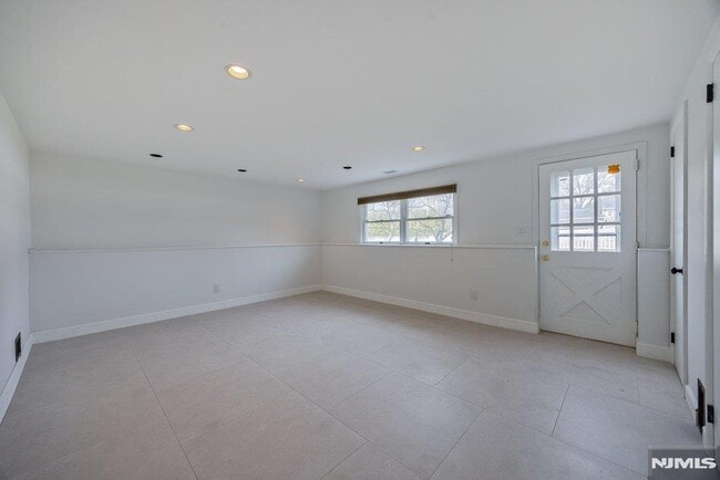 Building Photo - 327 Webster Dr