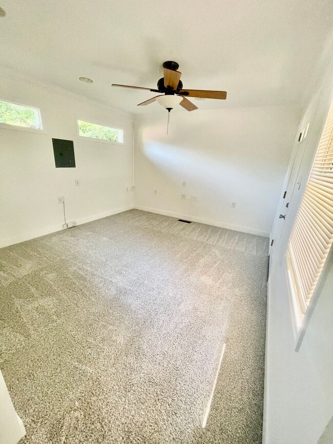 Building Photo - Welcome to the Classic 3 bedroom 1 1/2 bat...