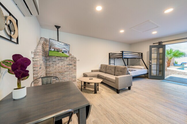 Casita - 1219 W 10th Pl