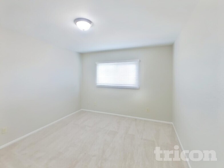 Building Photo - 5212 N 69th Ave