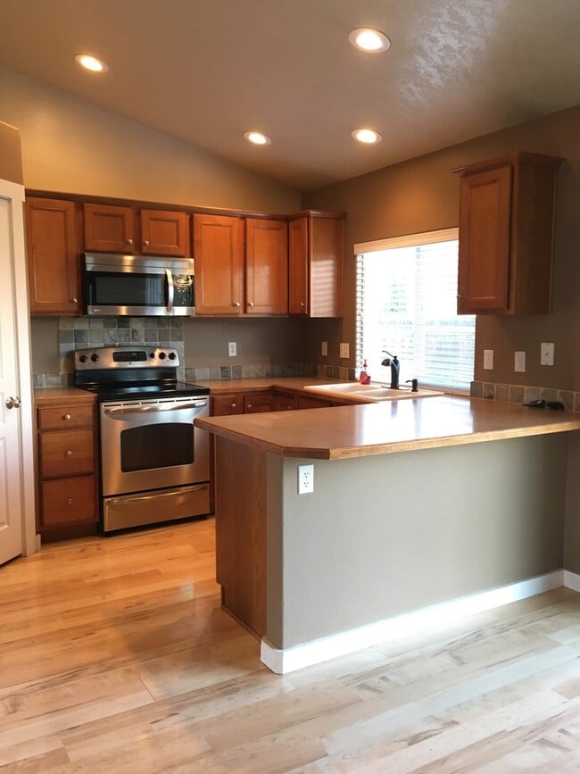 Building Photo - Perfect 4 bed 2.5 ba home in the desirable...