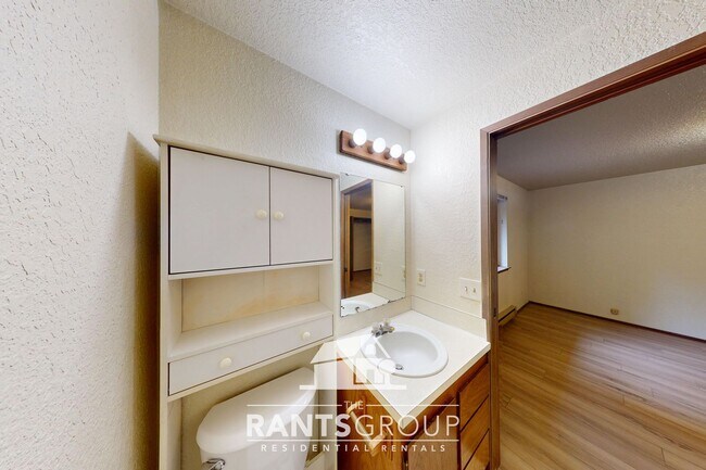 Building Photo - 832R