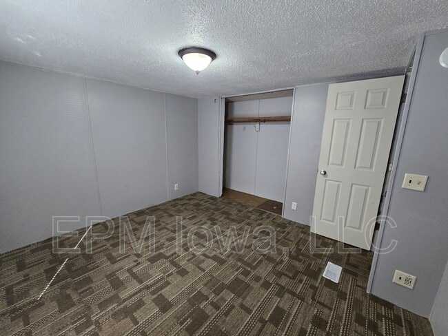 Building Photo - 700 W Ridgeway Ave