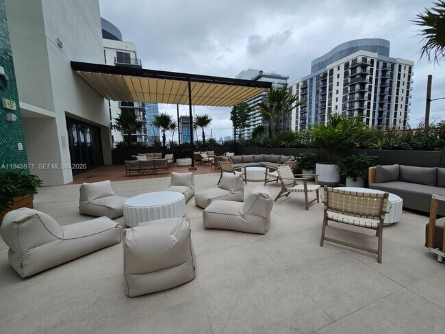 Building Photo - 11 NE 6th St