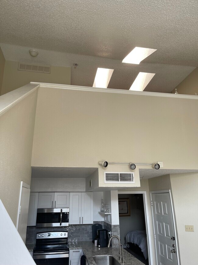 Building Photo - 10855 Meadowglen Ln