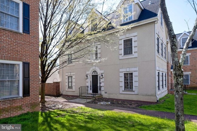 Primary Photo - 3 Governors Ln