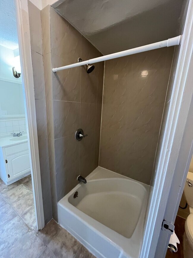 Building Photo - Woodrose (Honolulu) - Basic cable/electricity included!! 2 bedroom, 1.5 bathroom, 1 parking