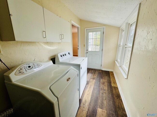 Building Photo - 13900 SW Wyandotte Dr