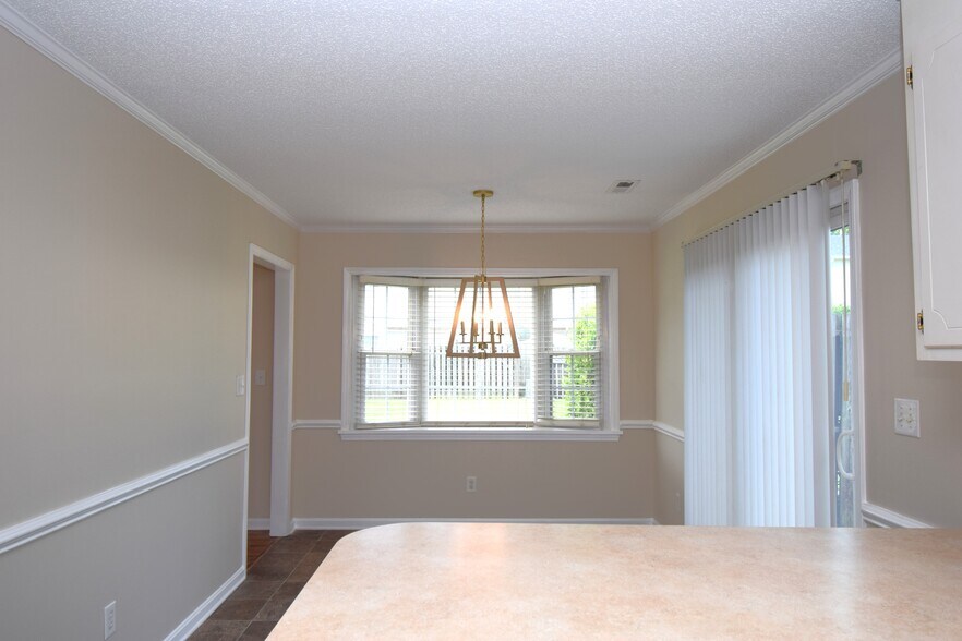 Building Photo - 2380 Vineyard Dr