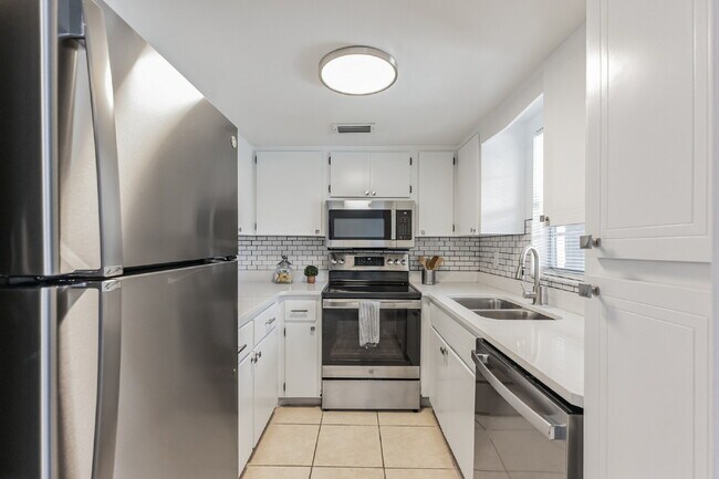 Building Photo - "Charming Coastal Retreat: Cozy 1-Bedroom ...