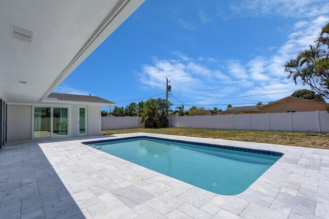 Building Photo - 3898 Holly Dr