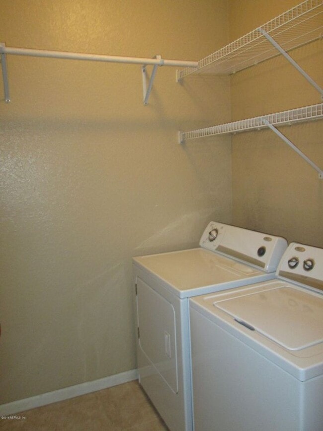 Building Photo - Cute 2 bedroom / 2 bath unit in beautiful ...