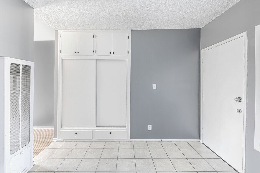 Building Photo - 210 E 29th St