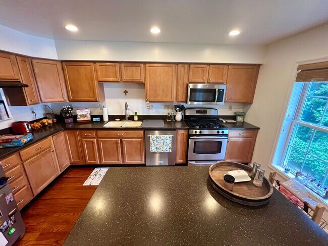 Building Photo - Stunning 3-Bedroom Townhome with 1-Car Gar...