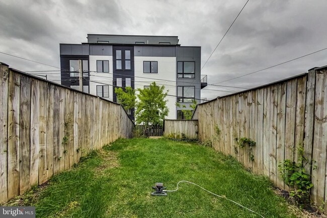 Building Photo - 1749 L St NE