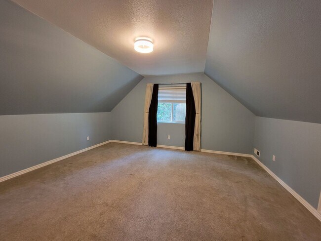 Building Photo - Spacious and Beautiful 4 bedroom in conven...