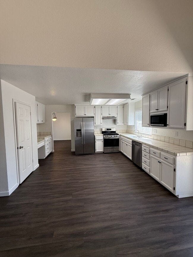 Building Photo - Remodeled Home: 4 Bd/ 2.5 Bath Two Story!