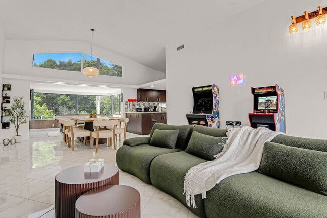 Building Photo - 20140 NE 25th Ct