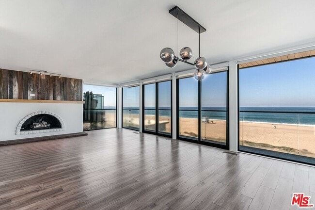 Building Photo - 2308 The Strand