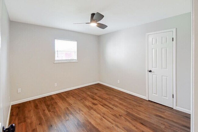 Building Photo - Available Now! Newly Remodeled 4 Bed 3 Bat...