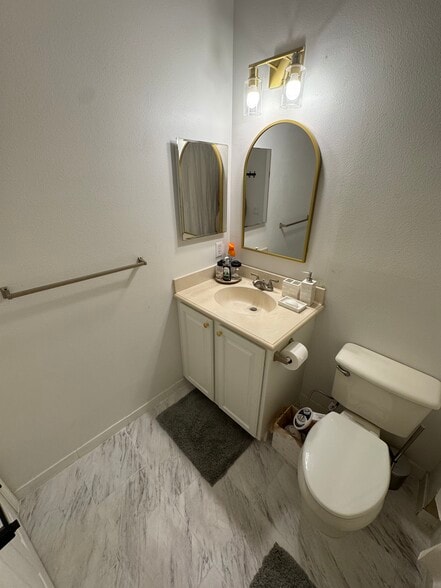 Full Bathroom 2 - 2917 S Greenleaf Cir