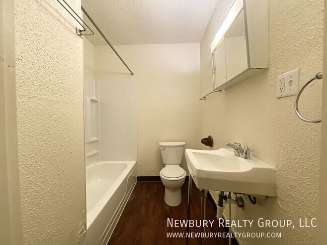 Building Photo - Charming Move-In-Ready 2-Bedroom Townhome