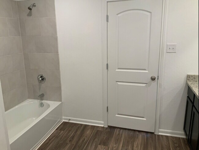 Building Photo - "Charming 3-Bed Oasis with Granite Touches...